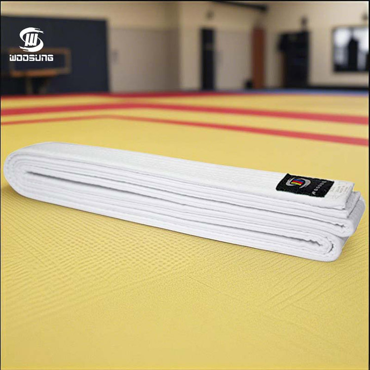 الكاراتيه الحزام الأبيض